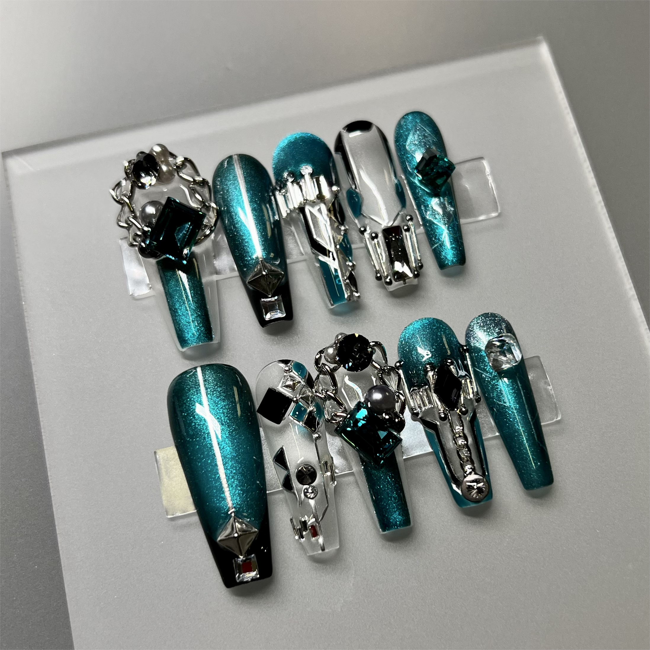 The effect of Green and Blue Nails on your hands